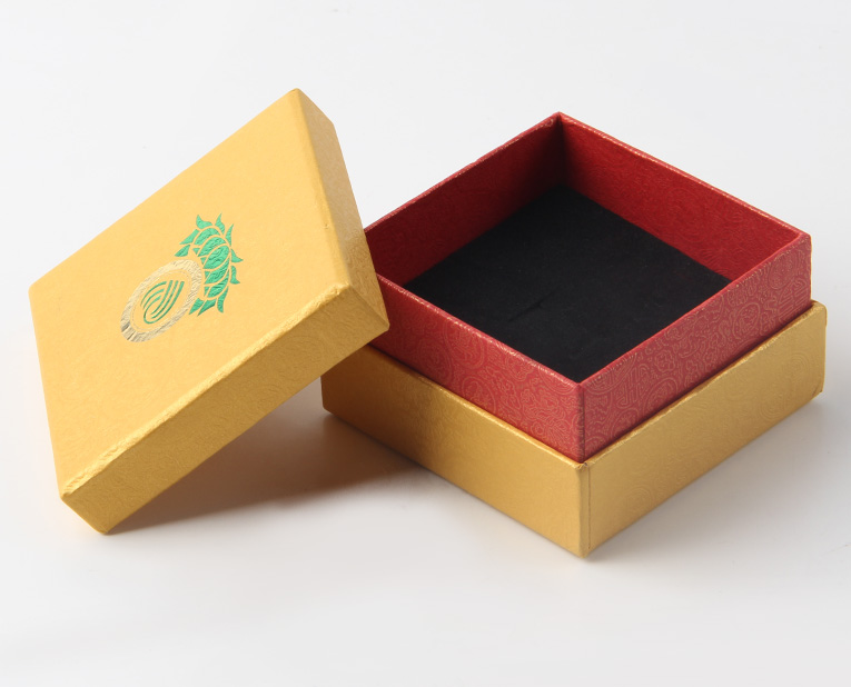 代表化妝品盒子廠家的老師傅，仔細(xì)比對(duì)3個(gè)小時(shí)，只為品質(zhì)