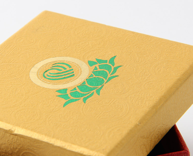 代表化妝品盒子廠家的老師傅，仔細(xì)比對(duì)3個(gè)小時(shí)，只為品質(zhì)