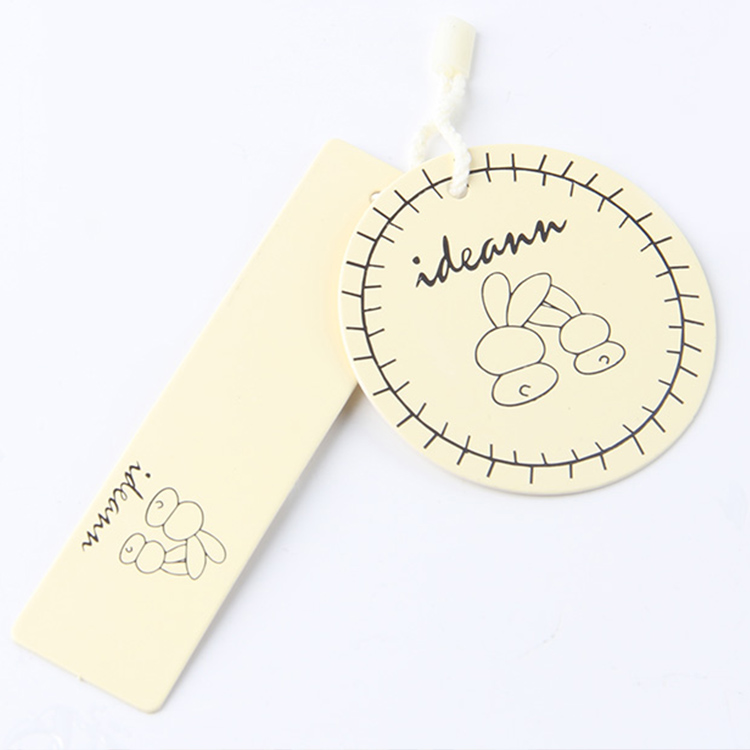 服裝的吊牌該怎么設(shè)計(jì)？問問生產(chǎn)廠家的設(shè)計(jì)師更靠譜